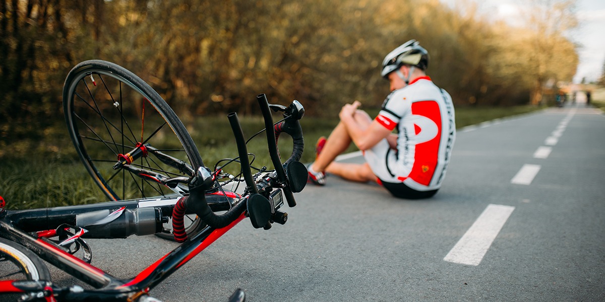Male cyclist fell off bike and hit his knee